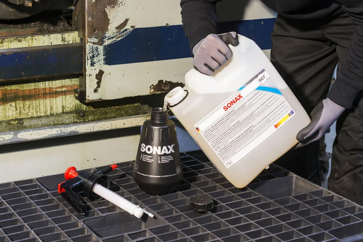 SONAX Motor+KaltReiniger (10 Liter) beseitigt schnell und zuverlässig alle Öl- und Fettverschmutzungen von Motoren, Maschinenteilen, Aggregaten und Werkzeugen | Art-Nr. 06076000
