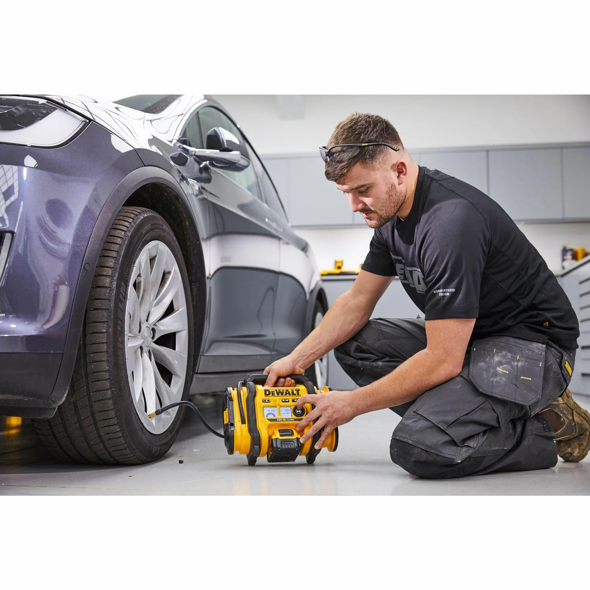 DEWALT 18 Volt Akku- und Netz-Kompressor (für 18V Akkus, Zigarettenanzünder oder 230V-Netz, zum Aufpumpen oder Absaugen von Luft, max. Luftdruck 11 Bar, ohne Akku und Ladegerät), DCC018N-XJ