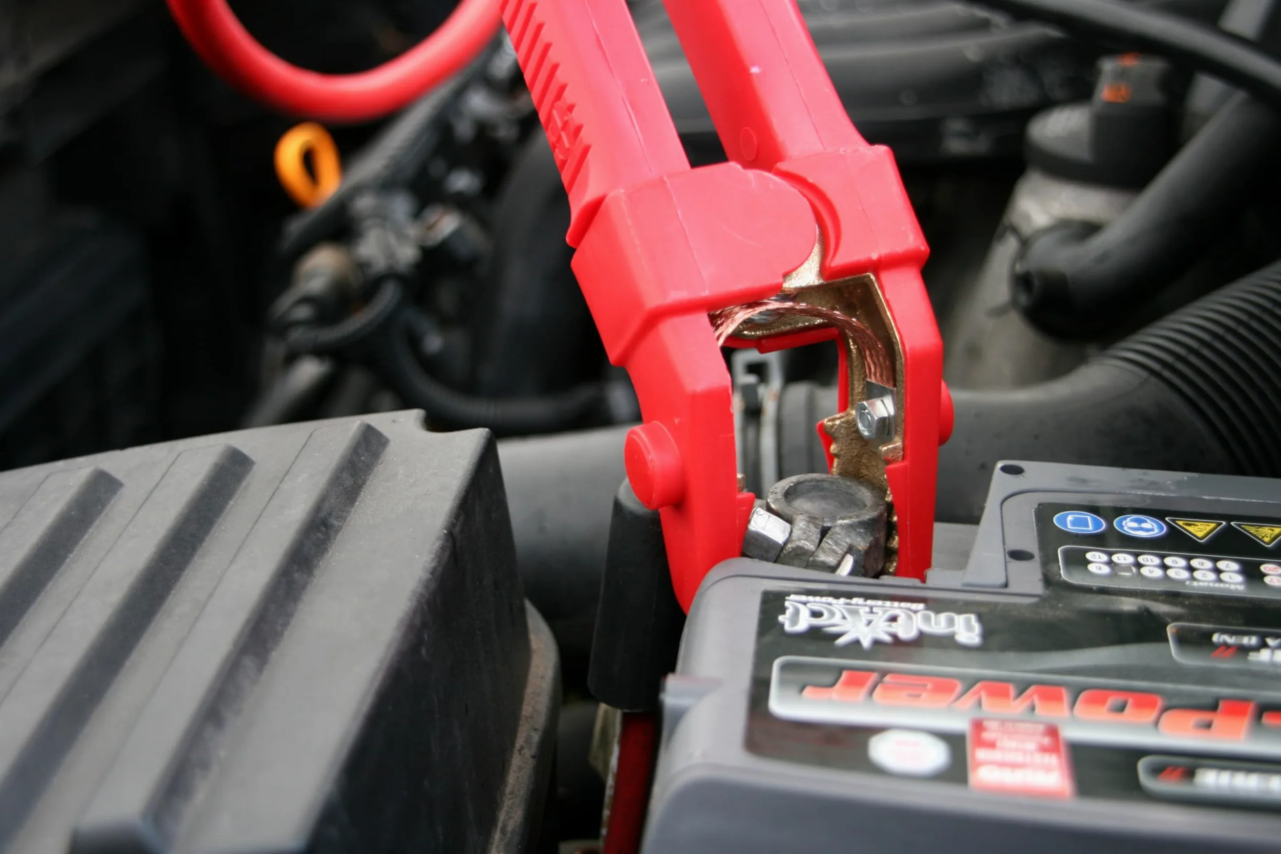 IWH - 6m Starthilfekabel Alu-Kupfer 70 mm² | Profi Starterkabel für 12- & 24 Volt Batterien | Auto Starterkabel für PKW & LKW Batterien | Inhalt: 1x Starthilfekabel; 1x Tasche | Länge: 6m