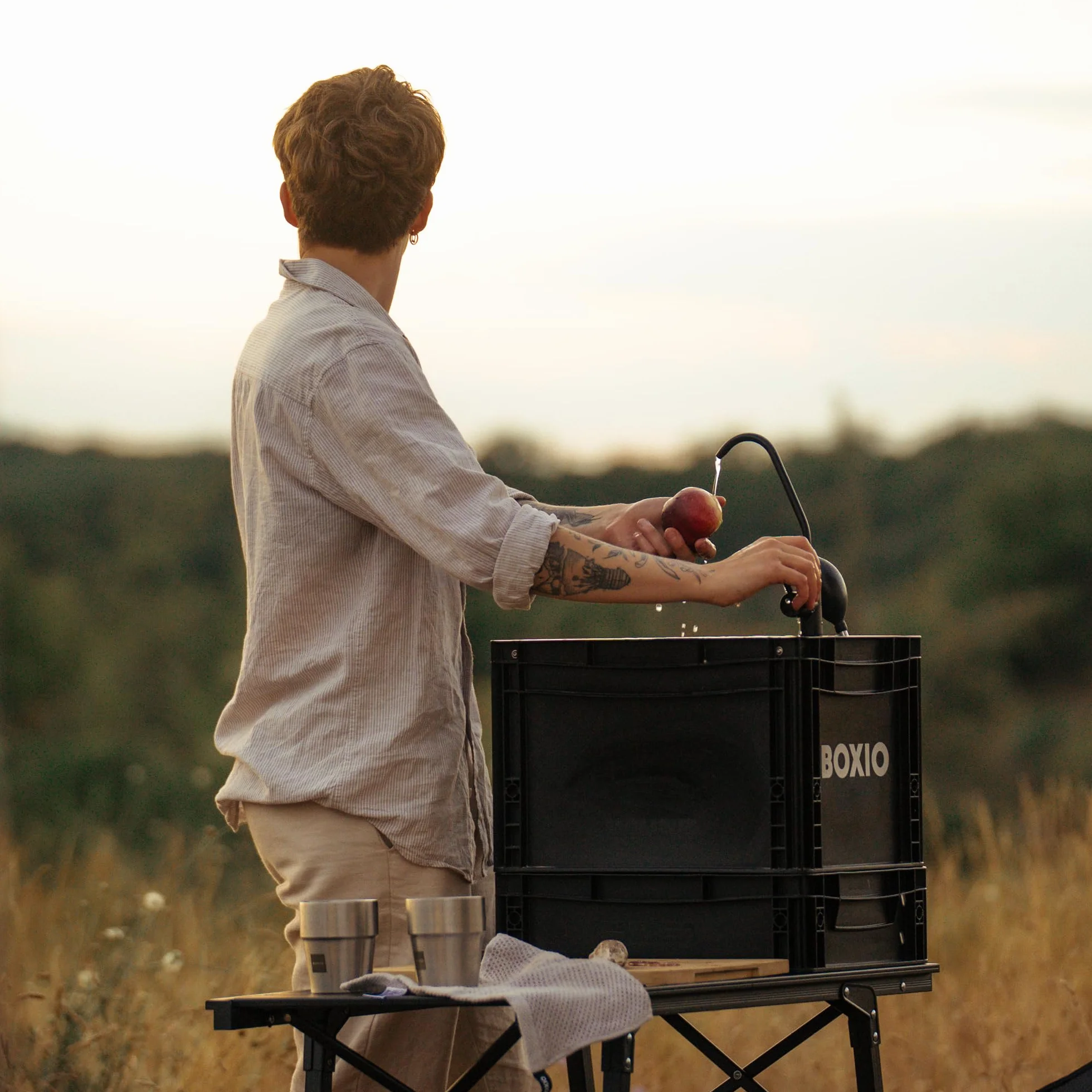 BOXIO - WASH: Mobiles 40x30 Spülbecken, Camping Waschbecken mit Pumpe ohne Strom, Camping Zubehör in Eurobox für den Van Ausbau, Friseur oder outdoor auf Festival & Garten, Spüle als Camping Gadgets